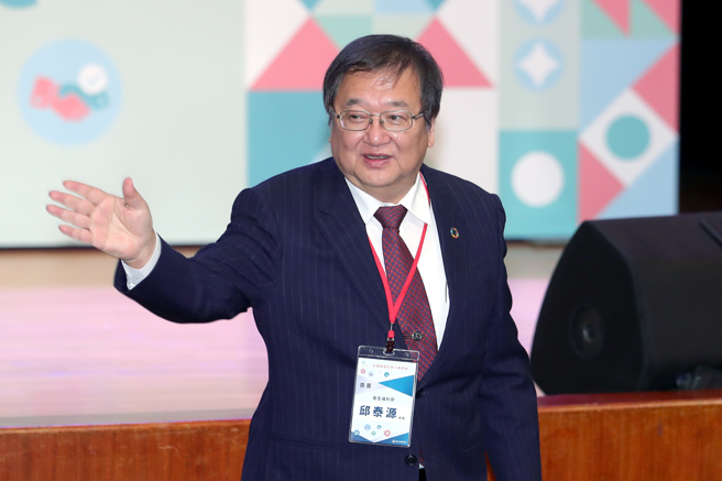 1名女子日前赴北市医美诊所，施打俗称「牛奶针」的舒眠麻醉却血氧浓度不稳，紧急送医抢救仍宣告不治，现场无麻醉医师在场引发社会关注。卫福部长邱泰源9日出席活动前受访表示「深表遗憾」，目前检调司法已经调查中，尊重司法调查，台北市卫生局也会启动行政稽查，看有没有违反《医疗法》和《医师法》，未来也会加强针对医美特定手术的安全性和麻醉品质，会跟专科医学会讨论如何加强。（黄世麒摄）