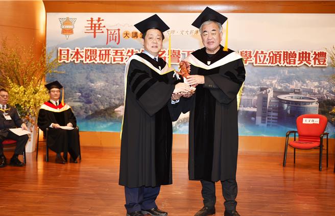 文化大學校長王子奇（左）頒授給日本頂尖建築師隈研吾（右）名譽工學博士學位。（文大提供／林志成台北傳真）