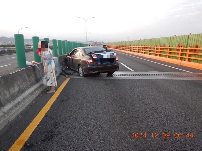 警方到场处理车祸事件，竟然看到自撞女子满嘴红，原来她在现场吃火龙果，让警方满头问号。（翻摄画面）