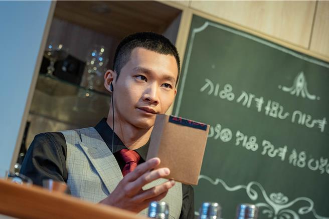 黄冠智参与实境闯关解谜节目《成仁高中侦探社》。（小公视提供）