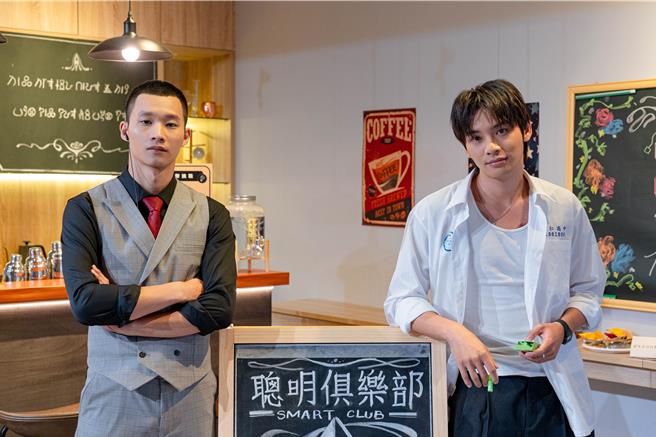 黄冠智（左）、范睿修一起参与解谜。（小公视提供）