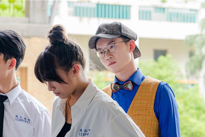 视网膜（右）担任主持人。（小公视提供）