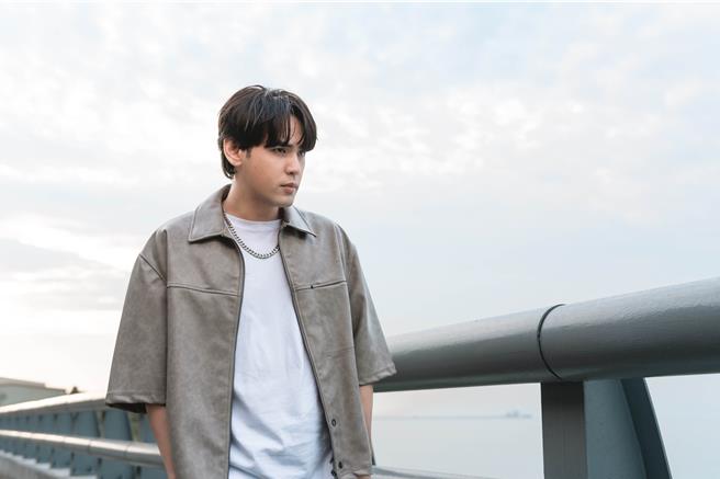 陈零九站在滨海公路旁取景拍MV。（种子音乐提供）