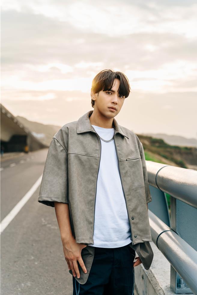 陈零九站在滨海公路旁取景拍MV。（种子音乐提供）