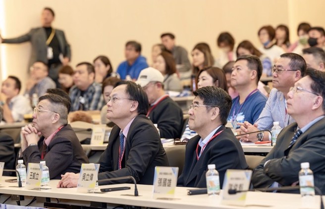 (前排左起)东海大学EMBA主任李成、管理学院院长王凯立、管理学院副院长吴立伟。(照片/东海大学提供)