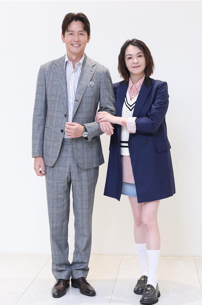 李廷镇、张榕容一起拍摄《整形过后》，CP感十足。（陈俊吉摄）