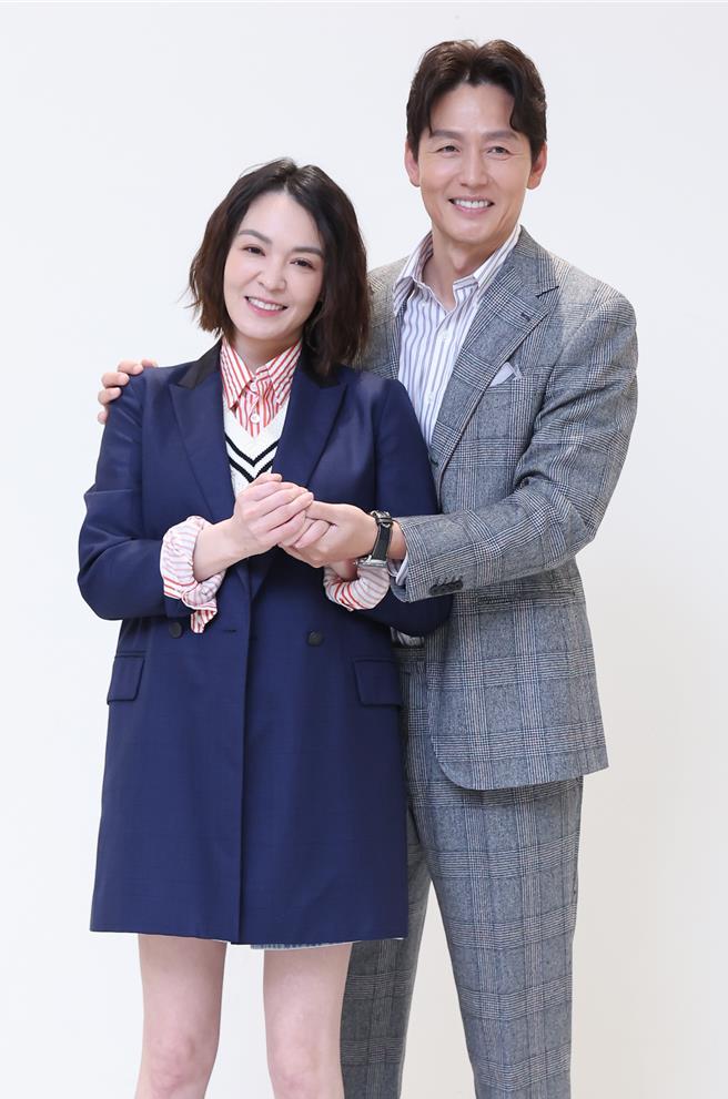 李廷镇、张榕容一起拍摄《整形过后》，CP感十足。（陈俊吉摄）