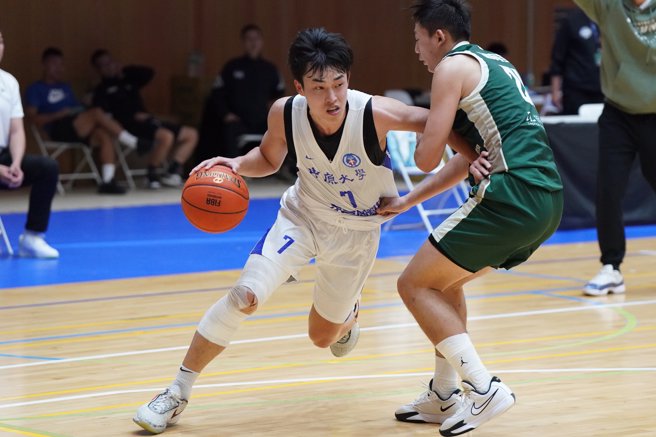 中原大学刘佑炜（左）投进关键分，助队延长赛1分险胜万能科大。（大专体总提供）