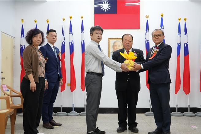 2024年12月09日澎湖县／澎湖县望安乡代理乡长交接典礼9日在望安乡西安社区活动中心举行，由县长陈光復（右2）担任监誓人，望安乡公所秘书吕建勋（右3）担任移交人，县府参议洪栋霖（右1）接过印信，正式接任代理乡长一职。县府财政处副处长郑肇宗（左2）、主计处科长吴小雅（左1）监交。（澎湖县政府提供／许逸民澎湖传真）