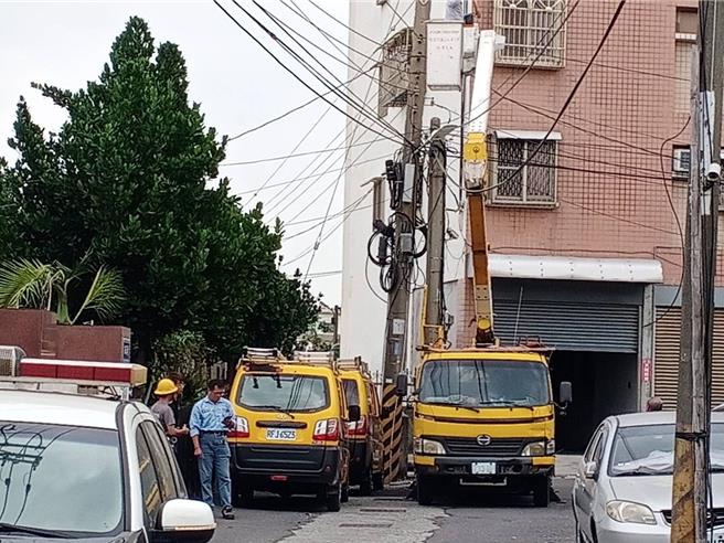 货车撞倒电杆造成林园区中芸路一带14户停电，台电派出工程人员抢修后恢復供电。（民眾提供／郭良杰高雄传真）