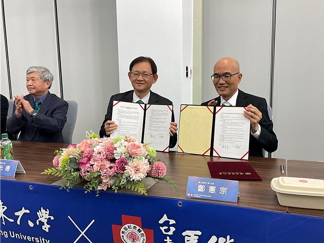 台东大学校长郑宪宗（右）与台东马偕医院院长王光德（左）9日签署合作备忘录，双方将携手筹设护理学系。（萧嘉蕙摄）