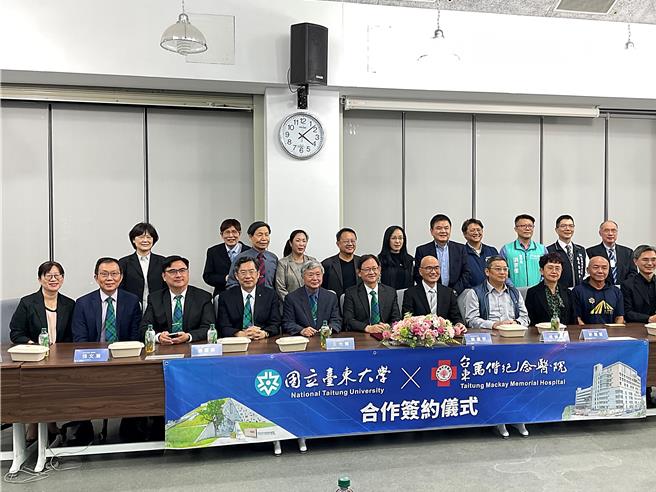 台东大学与台东马偕医院推动设立护理系，9日在各方见证下完成合作签约仪式。（萧嘉蕙摄）