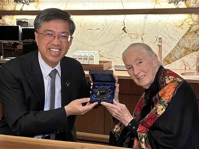 唐奖教育基金会执行长陈振川（左）亲献唐奖金质奖章予珍古德博士（右）。（唐奖教育基金会提供／林志成台北传真）