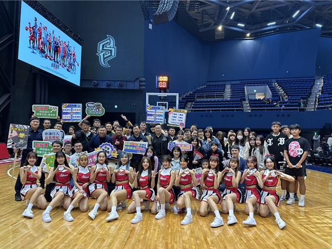 高雄市警局新兴分局前进PLG职篮联盟的高雄钢铁人队主场，举办趣味中场游戏，与民合作打诈。（警方提供／任义宇高雄传真）