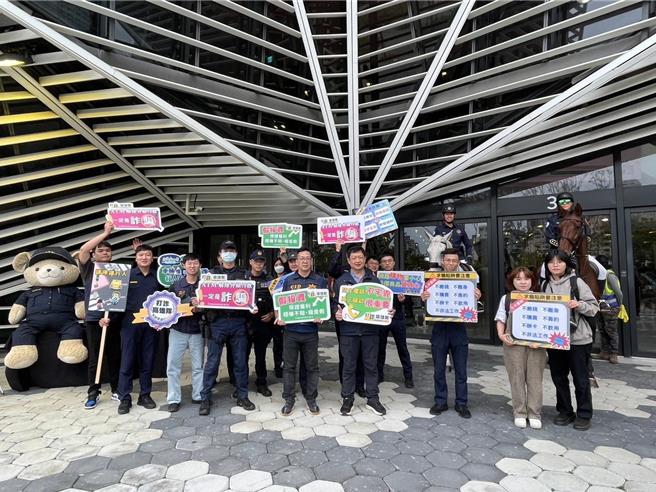 新兴分局与保安大队、高雄骑警队，在篮球赛外头的高雄流行音乐中心与市民互动，传授反诈与交通安全的正确观念。（警方提供／任义宇高雄传真）