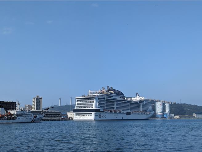 地中海邮轮荣耀号日前在日本那霸港发生故障，MSC邮轮官方9日晚间表示，将于10日安排包机协助旅客返台。（张志康摄）