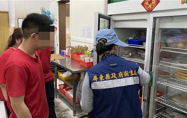 屏東小琉球8日發生疑似食物中毒案件，有20人親友團到一家海產店用餐後，發生噁心、嘔吐、腹瀉等症狀，共有7人就醫，屏東縣衛生局到現場採驗。（屏東縣政府提供／羅琦文屏東傳真）