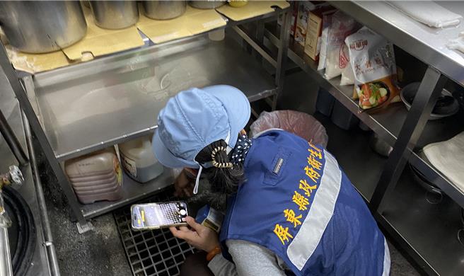 屏東小琉球8日發生疑似食物中毒案件，有20人親友團到一家海產店用餐後，發生噁心、嘔吐、腹瀉等症狀，共有7人就醫，屏東縣衛生局到現場採驗。（屏東縣政府提供／羅琦文屏東傳真）