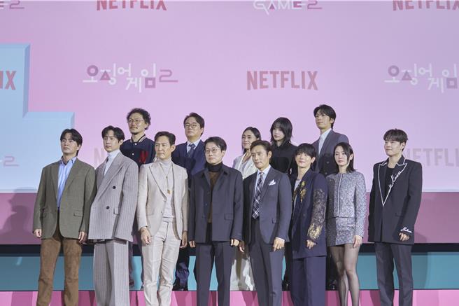 《鱿鱼游戏》第二季9日在首尔举办记者会，前排左起李阵郁、朴成焄、李政宰、导演黄东赫、李炳宪、任时完、朴珪瑛、姜河那，后排左起梁东根、李书焕、康爱心、曹柔理、魏嘏隽盛装出席。（Netflix提供）