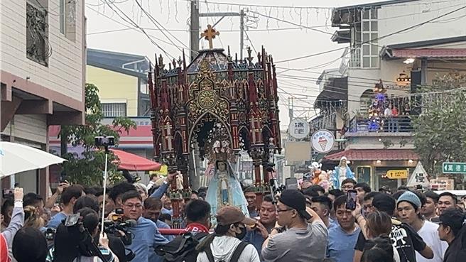 屏东万峦万金圣母圣殿8日举行开教163年周年庆典活动，并举办圣母游行，吸引上千名全台各地信徒及民眾参与。（万峦乡公所提供／罗琦文屏东传真）