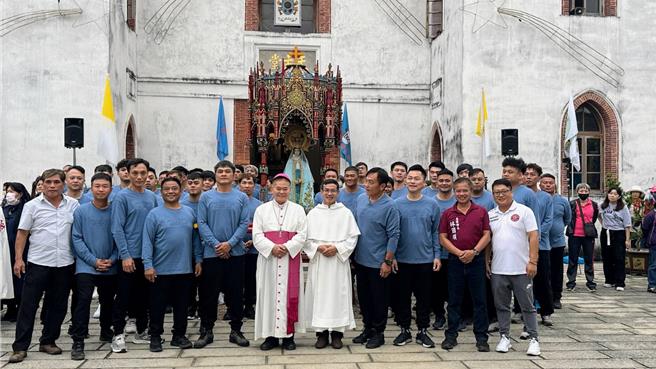 屏东万峦万金圣母圣殿8日举行开教163年周年庆典活动，万金圣母圣殿本堂神父陈文安（右五）、天主教高雄教区主教刘振忠（右六）、万峦乡长林国顺（右二）等人恭抬圣母轿。（万峦乡公所提供／罗琦文屏东传真）