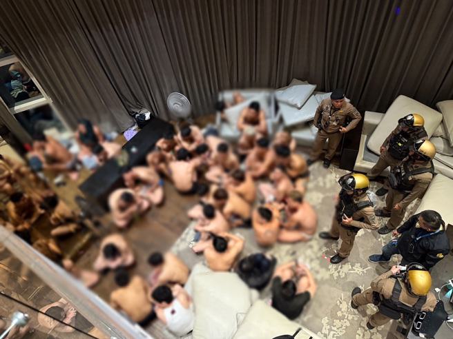 警方进入酒店时，现场约有124名参与者，包括泰国本地人与外国游客，正饮酒狂欢并播放音乐，其中多人疑似吸毒。（翻摄Facebook /@ดาวแปดแฉก）