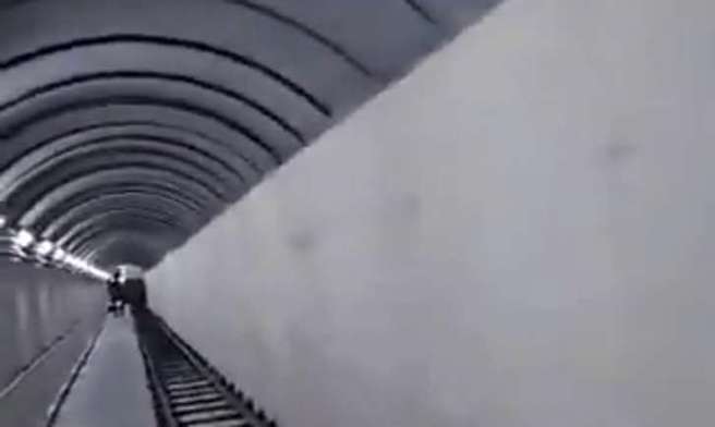 阿萨德总统的弟弟，他的豪宅设有极长的逃生隧道，一眼望不到尽头。(图/X)