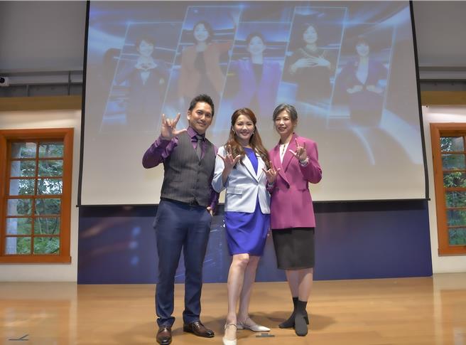公視手語新聞主播牛暄文、王曉書、製作人歐姵君合影。（公視提供