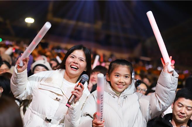 母女檔歌迷一同到王力宏演出现场追星。（西东音乐提供）