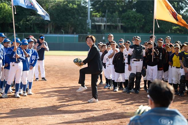 彰化县长王惠美邀请中信集团和味全集团，回到彰化一起「孵蛋」，图为日前王惠美在台钢雄鹰公益棒球训练营开幕上展身手。（彰县府提供／叶静美彰化传真）