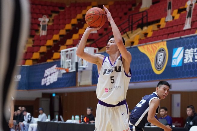 義守大學余祥平（左）貢獻全隊最高的24分，並抓下8籃板。（大專體總提供）
