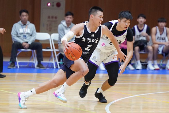 高雄師大江品諺（左）攻下全場最高的36分。（大專體總提供）