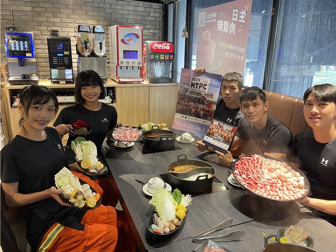 2025新北消防形象月历与肉多多火锅店合作，购买月历即赠小海陆餐1份。（新北市消防局提供）