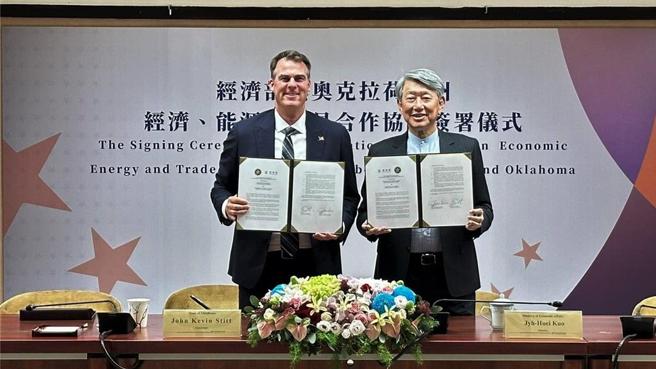 经济部部长郭智辉与美国奥克拉荷马州州长史迪（Kevin Stitt）今（9）日共同签署「臺湾-奥克拉荷马州经济、能源与贸易合作协议」。图／经济部提供