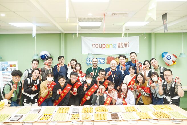 美商酷澎（Coupang）近期发布公司全球ESG（环境、社会、治理）白皮书，揭示多元包容、以人为本的核心理念，打造「我酷澎，我骄傲」的企业新文化。图为双十一物流中心表彰优秀人员活动，现场充满欢愉气氛。图／酷澎提供