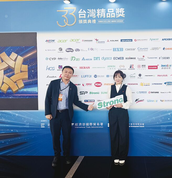 億川獲頒台灣精品獎，該公司董事長薛勝赫（左）與副董事長薛如純（右）合影留念。圖／業者提供