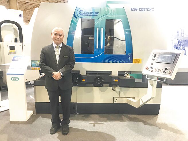眾程科技公司总经理张耿彰及智慧型平面磨床。图／蔡荣昌