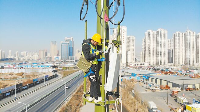 美國擬撥款30多億美元移除華為和中興公司生產的電信設備，以應對安全風險。圖為施工人員在安裝5G設備。（中新社）