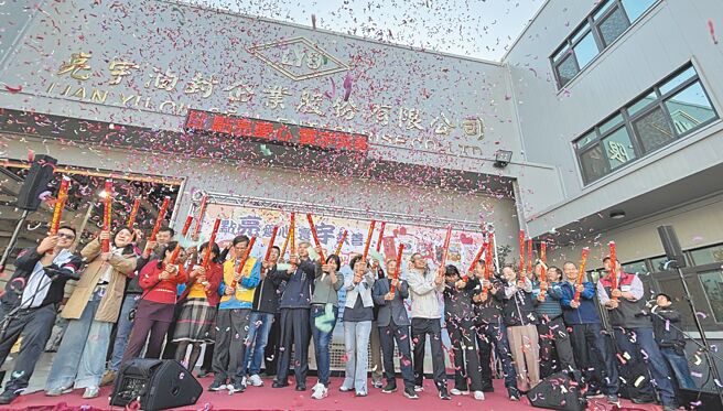 台中市大肚区在地企业「亮宇油封」寒冬送暖活动8日盛大登场，参与贵宾以彩炮齐发宣布开始发放物资。（冯惠宜摄）