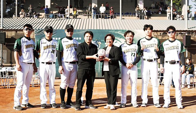 「2024台钢雄鹰公益棒球训练营」8日在八卦山棒球场登场，彰化县长王惠美（右四）出席开幕活动。（彰化县政府提供／冯惠宜彰化传真）