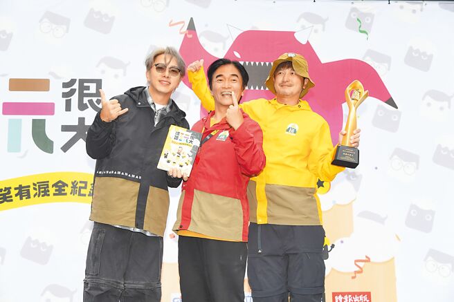 坤达（左起）、吴宗宪、KID林柏升8日出席《综艺玩很大》10周年签书会。（三立提供）