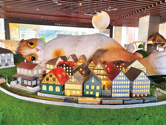 CITYLINK南港店迎接冬季推户外装置艺术展「毛起来玩」，民眾可见到巨型猫咪「冬冬」卧躺于广场（见图），及其他4位猫咪角色分布于不同区域。（CITYLINK提供）