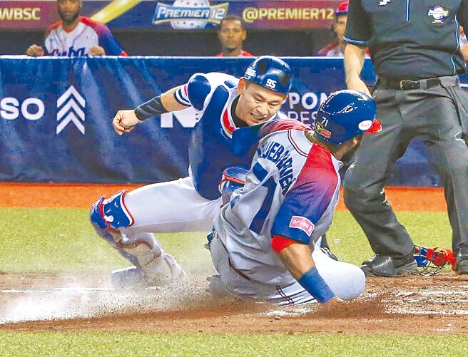 戴培峰將跑者觸殺在本壘前。（趙雙傑攝）