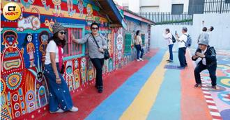 彩虹村文創團隊被誣為潑漆「黑衣人」　文化局報警抓14人警局過夜