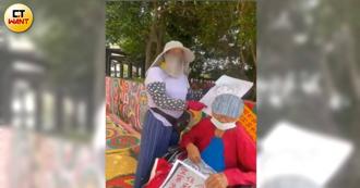 彩虹村爷爷疑遇「粉红收尸队」　陆妻只顾推他出门卖画拍照收钱