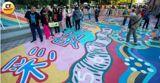 彩虹村牆面覆蓋原畫改為「市民創作」　工人隨意補漆：爺爺也畫不出同一個