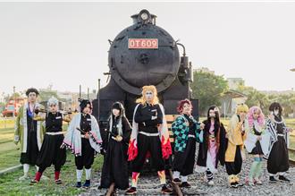 駁二動漫祭X哈瑪星號！Coser同台飆戲 「無限列車」再現