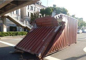離譜！沒降下車斗超高   曳引車撞行人陸橋「貨櫃掉路中」