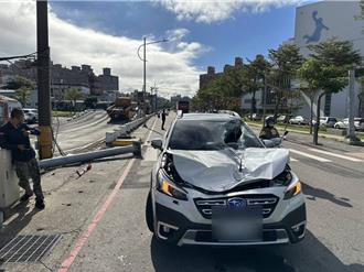 桃園大貨車衝撞限高架  後方轎車檔風玻璃破裂「車頭全毀」