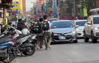 全國最富里淪行人地獄 小孩超危險 肉身冒險走馬路